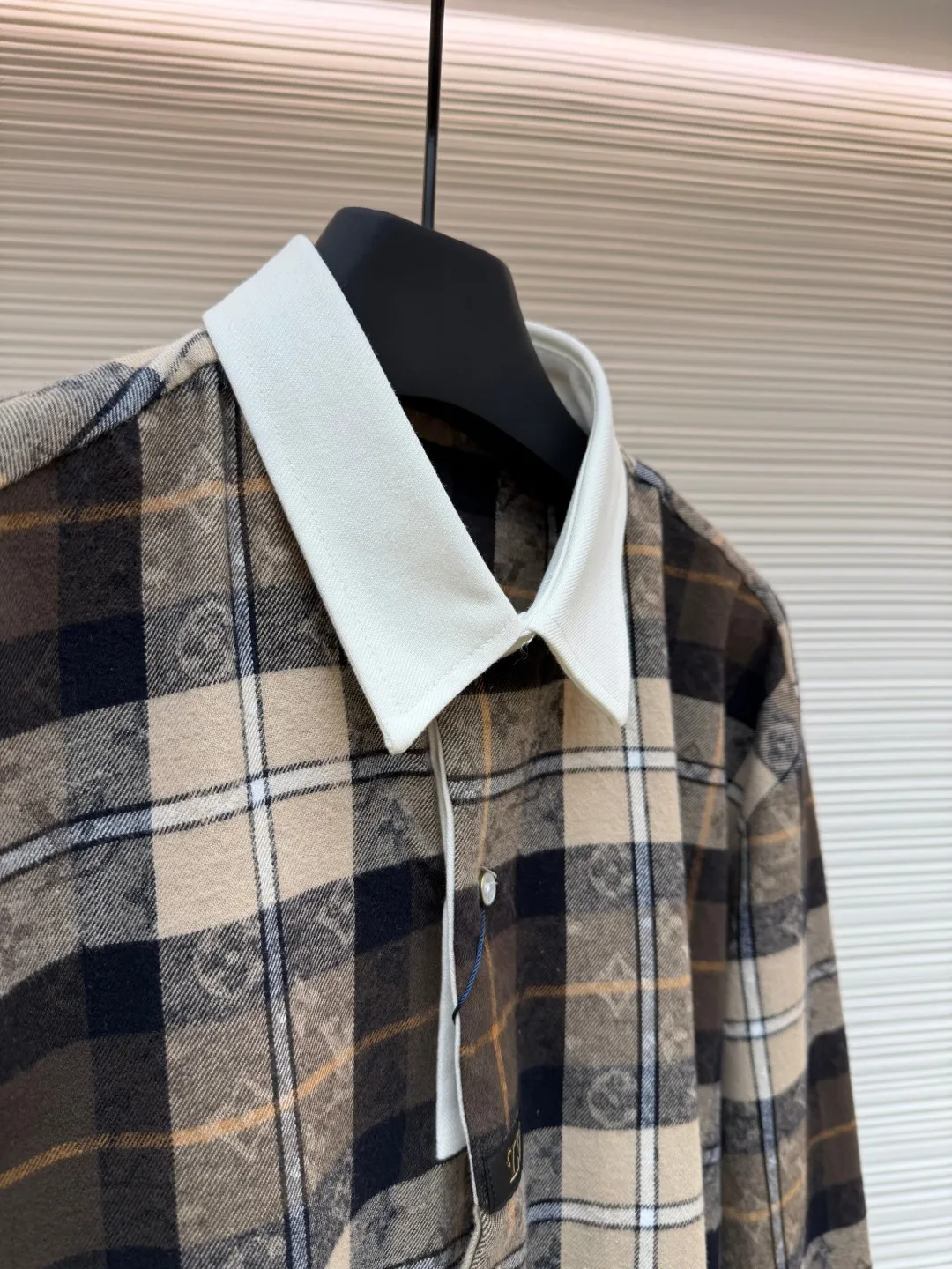 LOUIS VUITTON Contrast color lapel flannel long-sleeved polo shirt ●Original version: Purchased and developed for 13400 ●Item number: 1681490-B25 ●Material: jacquard dark grain cotton fabric ●Technology: jacquard production ●Color: brown ●Version: fitted version ●Weight: about 410 grams ●Size: XS-S-M-L ●Description: This Louis Vuitton plaid shirt is exquisitely crafted. The fabric adopts customized plaid jacquard technology, which combines the brand's classic pattern with plaid elements. It undergoes multiple yarn-dyed processes to ensure that the plaid is full of color and clear in texture. The white splicing part of the collar and cuffs is made of high-count cotton fabric, and has been carefully cut and spliced ​​to have smooth and compliant edges. The brand logo on the body is embroidered with fine embroidery threads and precise positioning, perfectly blending with the plaid fabric. The placket of the shirt uses invisible button technology, and the buttons and fabric are treated with the same color to enhance the overall aesthetics. High-strength silk threads are used in every stitching, and the double-thread stitching process ensures the firmness when worn. Every craft detail demonstrates the brand's pursuit of quality for classic items. The overall wiring is straight and delicate, the fabric is comfortable and soft, and the color is consistent without color difference. It can be matched with the same style to create a fashionable look and control various occasions. Customized accessories, complete with three standards, same style for men and women!